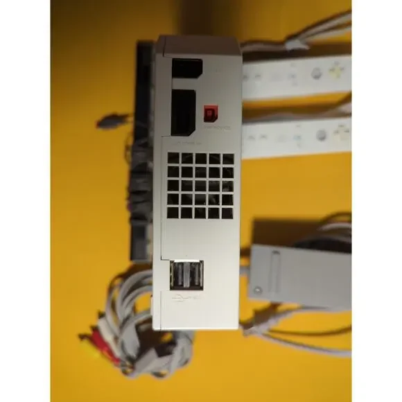 Nintendo Wii Bundle w/ Game, Motion Controllers, No GC Door - Picture 4 of 6